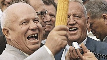 Первый секретарь ЦК КПСС Никита Хрущев и Росуэлл Гарст во время визита Хрущева на ферму Garst, штат Айова, США, сентябрь 1959 года